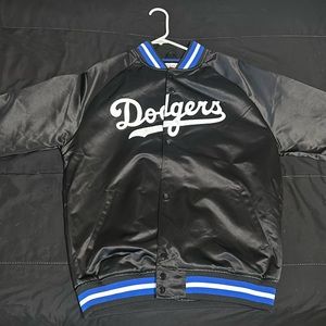 I’m selling a dodgers bonnet jacket. Size L, black,white and blue color way.